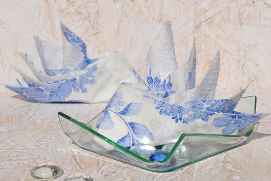 C&aacute;ch gấp khăn ăn h&igrave;nh chiếc thuyền đẹp mắt