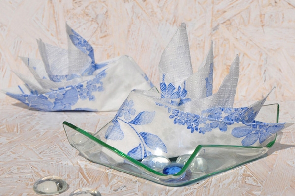 C&aacute;ch gấp khăn ăn h&igrave;nh chiếc thuyền đẹp mắt